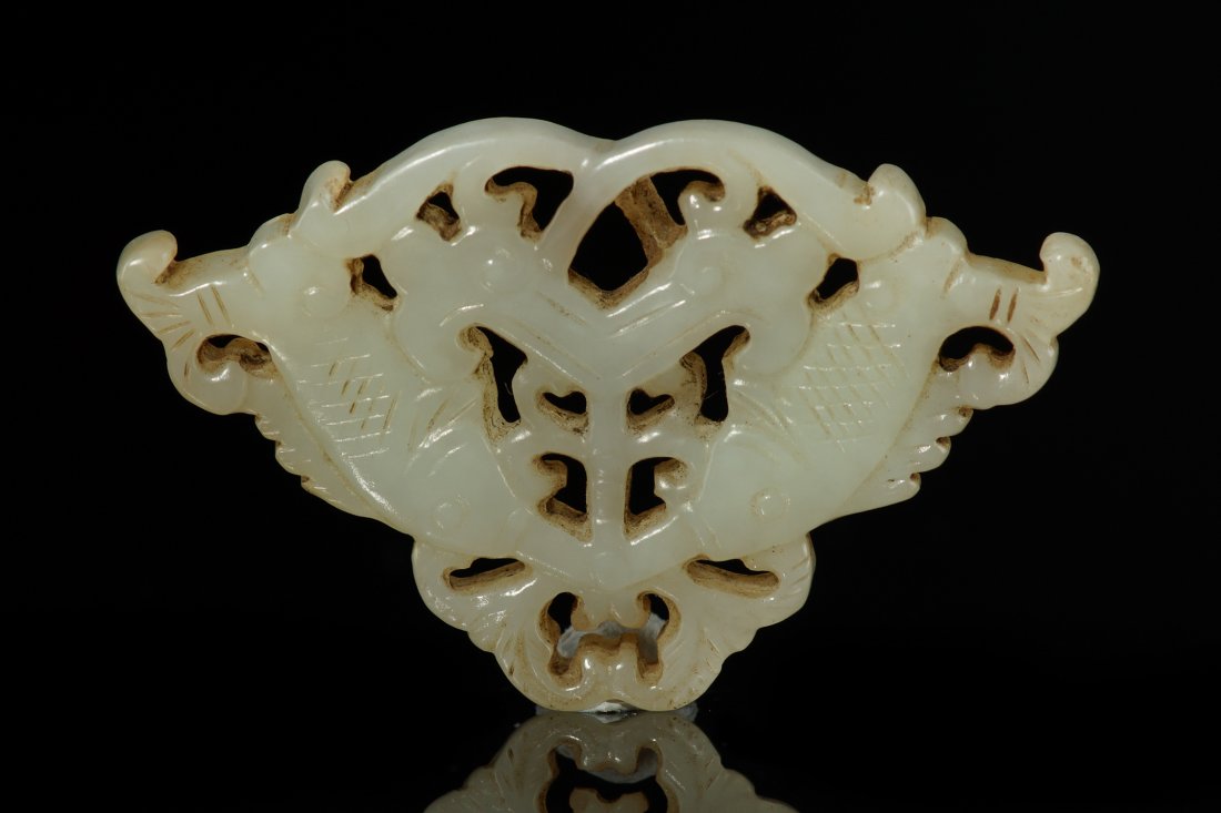 Chinese Xinjiang Nephrite pendant: 100% Chinese Xinjiang Nephrite pendant, design with the story about the fish jump the door, size: 5.2cm x 3.1cm x 0.5cm, weight: 11.48g.