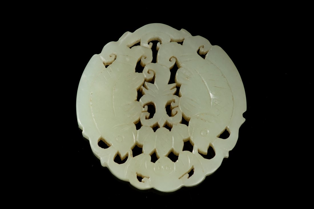 Chinese Xinjiang Nephrite pendant: 100% Chinese Xinjiang Nephrite Pendant, two fish design, 5cm diameter, 0.8cm height, weight: 34.64g.