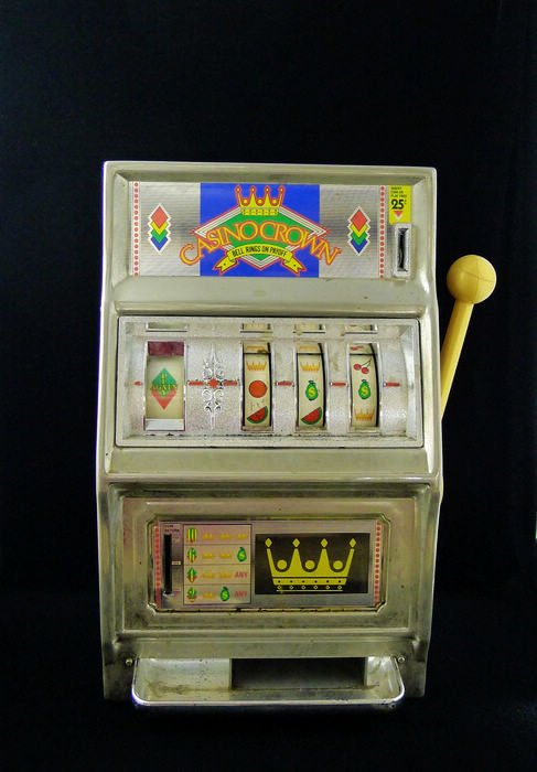 VINTAGE SLOT MACHINE: Vintage slot machine, product of Japan, it's work, size: 17" x 11" x 9".