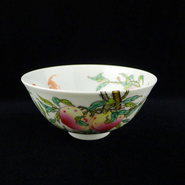 VINTAGE CHINESE FAMILLE ROSE BOWL: Vintage Chinese famille rose bowl, with 6 peaches and 5 bats, it's auspicious objects in traditional Chinese culture, peach & bat painted in the bowl, meaning peaceful and long life. Bottom holds six 