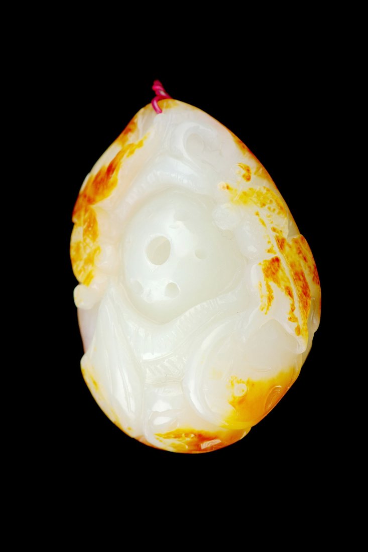 CHINESE WHITE JADE CARVED PENDANT: Chinese white jade carved pendant, seed material with a pair of fish and lotus design, size: 1.83 x 1.48 x 1.1", weight: 45.28 g.