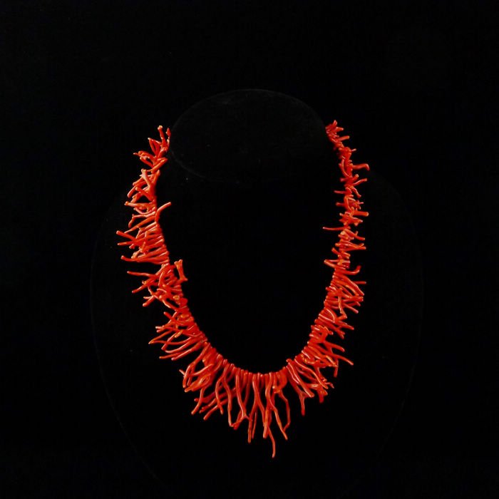 CHINESE RED CORAL NECKLACE: Genuine red coral necklace hand carved set in silver plated gold hand carved, 60 cm long, weight 72 g, branch from 55 to 11 mm.