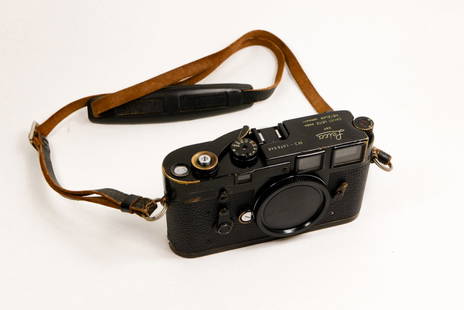 Leica M3 Single Stroke Nr. 1078548: Leica M3 Single Stroke Nr. 1078548 in black enamel finish. Made in 1963 from a batch of 300 cameras, this camera has a loving patina. Recovered in modern vulcanite. With original strap. Condition: Ver