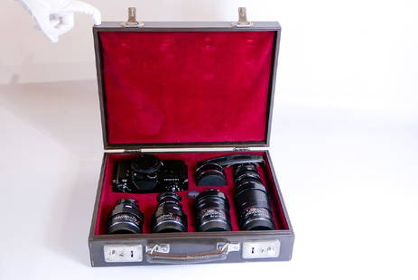 Leica Salesman Leicaflex Presentation Case: Leica Salesman Leicaflex Presentation Case. This very rare set is complete with Leicaflex Nr. 1168996 in black enamel finish, 35mm Elmarit-R f2,8, Nr. 2100573, 50mm Summicron-R f2, Nr. 2165323, 90mm E