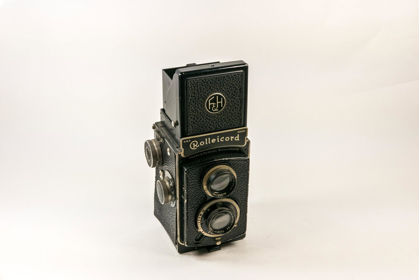 Rolleicord II (Type 1) with 75mm Triotar f3,5: Rolleicord II (Type 1) with 75mm Triotar f3,5 taking lens Nr. 1962134. A very late example, circa 1937. Working with some peeling leatherette, shutter sticky. Condition: Excellent