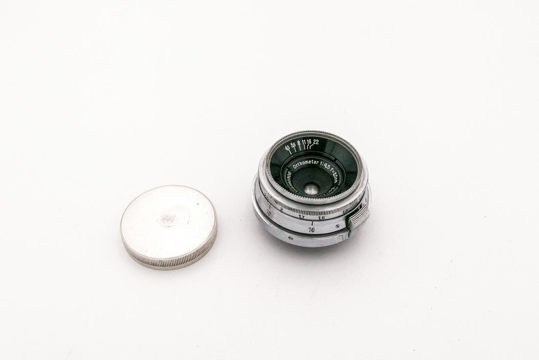 Zeiss 35mm Orthometar f4,4: Zeiss 35mm Orthometar f4,4 Nr. 2392308 in Contax mount. The uncoated optics are hazy. Condition: Excellent +