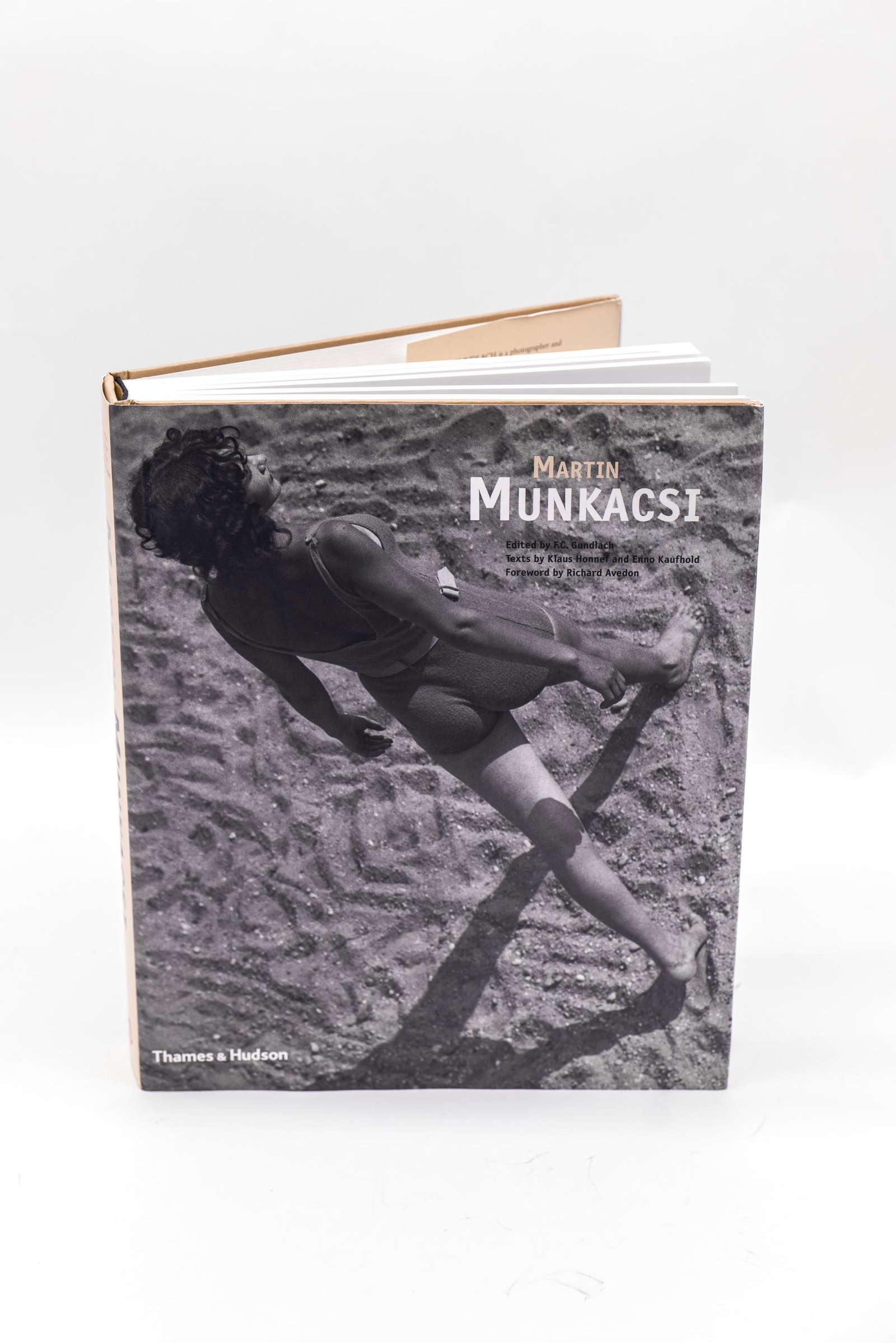 Martin Munkacsi Edited by F.C. Gundlach: Martin MunkacsiEdited by F.C. GundlachTexts by Klaus Honnef and Enno Kaufhold, Foreword by Richard Avedon (2005) Condition: Excellent