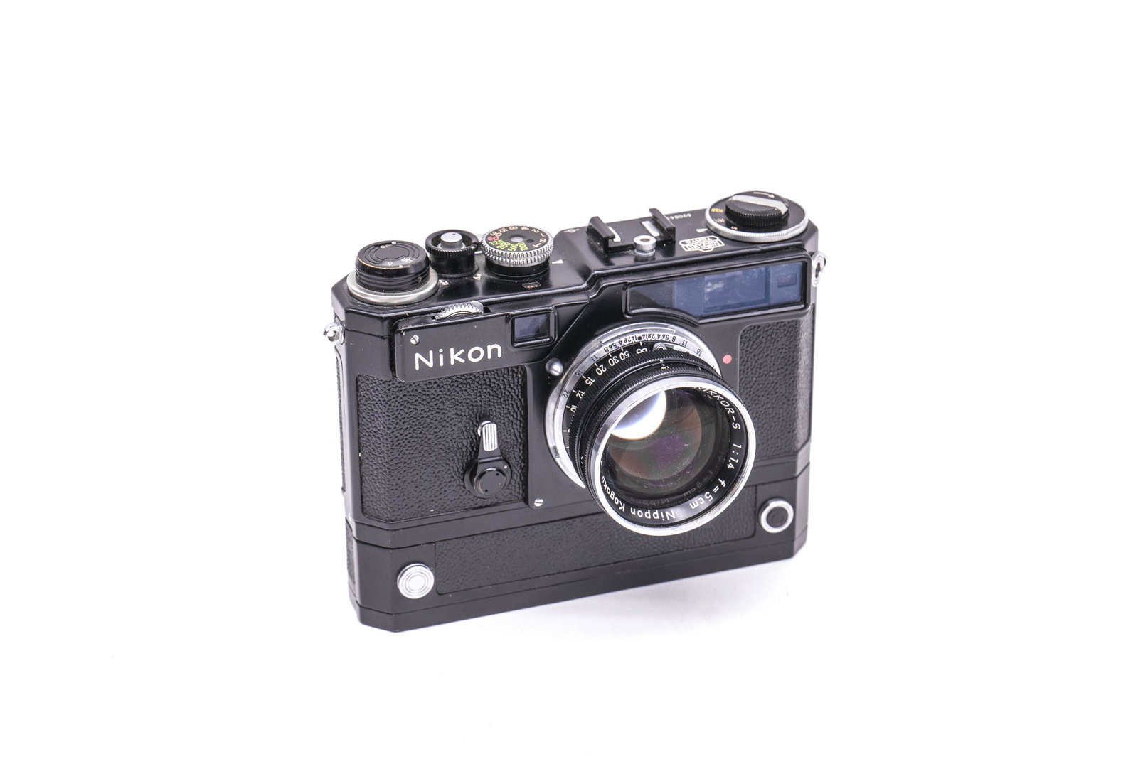 Nikon SP in black paint finish: Nikon SP Nr. 6208430 in black paint finish, with Nikon Motor Nr. 94663 with battery pack and cable. A very handsome and desirable set. The camera is working, but the motor does not function. Condition