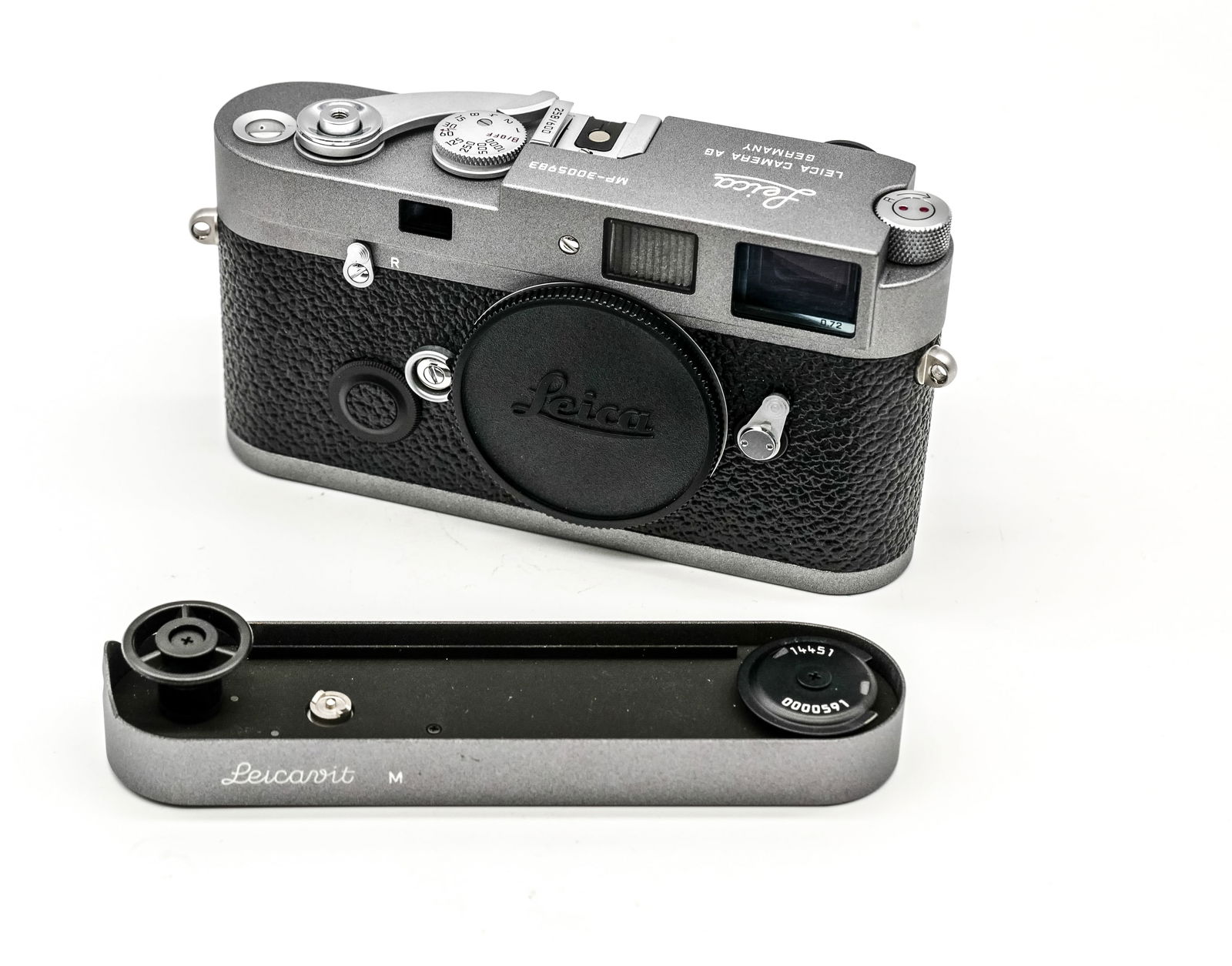Leica MP .72 Anthracite Grey Special Edition: Leica MP .72 Anthracite Grey Special Edition Nr. 3005983 (258/600) with matching Leicavit M Nr. 591. Made for the Japanese market in 2004 to commemorate 50 Years of Leica M Photography in Japan, appro