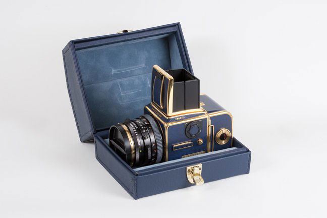 Hasselblad 503CX Gold & Blue 50-Year Anniversary se: Hasselblad 503CX Gold & Blue 50-Year Anniversary set in box. Beautiful.