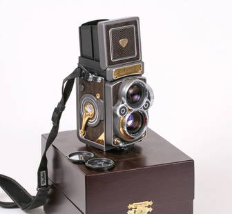 Rolleiflex 2,8GX 75-Year Anniversary 8103169.: Rolleiflex 2,8GX Nr. 8103169 75-Year Anniversary in display box, lens cap.