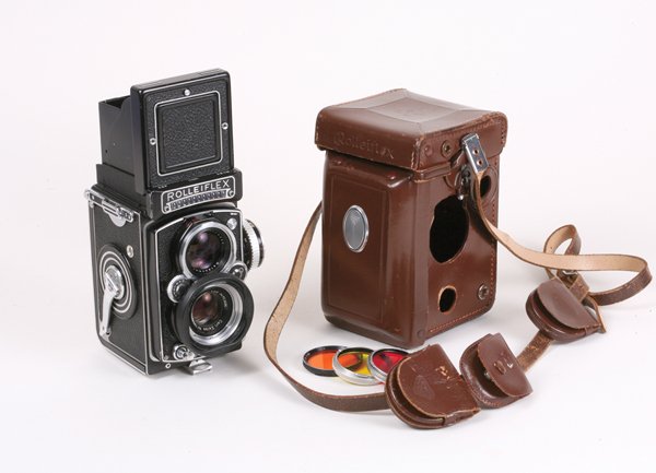 Rolleiflex 3.5E Planar Nr. 1780876 with case.: Rolleiflex 3.5E Planar Nr. 1780876 with ever ready case. The lens has some dust and light cleaning marks.