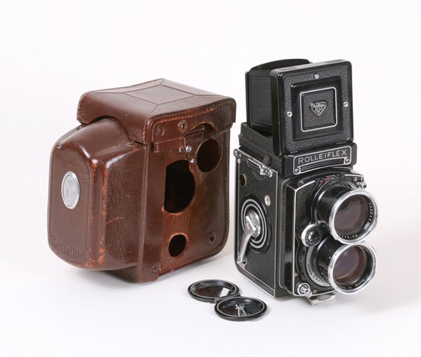 Tele-Rolleiflex Nr. S2300989 with 135mm Sonnar f4: Tele-Rolleiflex Nr. S2300989 with 135mm Sonnar f4 Nr.2690177 with leather ever ready case and lens cap.