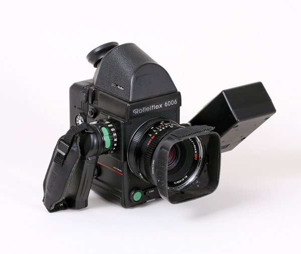 Rolleiflex 6006 Nr. 405390022, Right Angle Prism.: Rolleiflex 6006 Nr. 405390022, Right Angle Prism, Hand Grip, lens hood, film magazine.