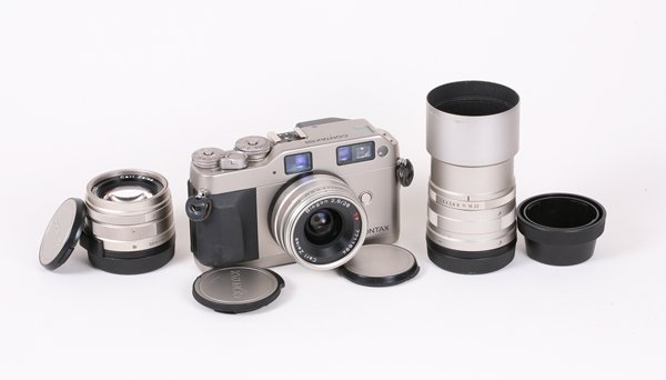 Contax G1 Nr. 21464 with 28mm Biogon T* G f2,8.: Contax G1 Nr. 21464 with 28mm Biogon T* G f2,8 Nr. 7711694 [Mint], 45mm Planar G f2 Nr. 7644782 [Near Mint], and 90mm Sonnar G f2,8 Nr. 7686654 [Ex++] with lens hood.