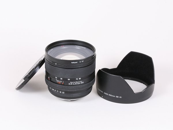 24-85mm Vario-Sonnar-N f3,5-4,5 Nr. 12698528.: 24-85mm Vario-Sonnar-N f3,5-4,5 Nr. 12698528 with lens hood, for Contax N/N1.