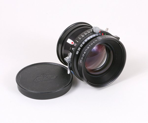 210mm Rodenstock Sironar-N f5,6 MC Nr. 10373372.: 210mm Rodenstock Sironar-N f5,6 MC Nr. 10373372 in a Copal No.1 shutter, with both caps.