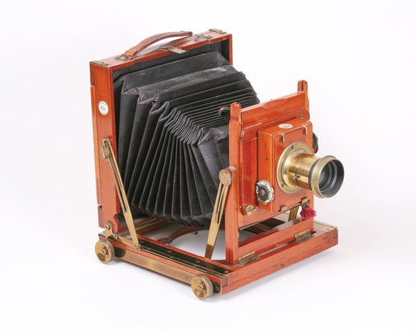 4x5 Wooden View Camera, cracks in bellows.: 4x5 Wooden View Camera, cracks in bellows, torn leather handle, shutter works.