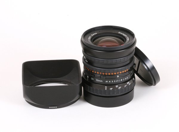 50mm Distagon-Cfi f4 Nr. 8161304 with caps, hood.: 50mm Distagon-Cfi f4 Nr. 8161304 with caps and lens hood.