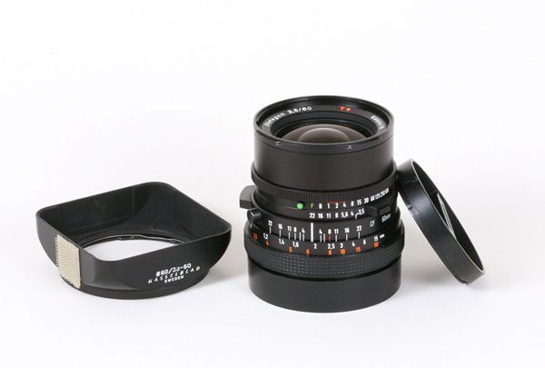 60mm Distagon-CF f3,5 Nr. 6960418 with hood.: 60mm Distagon-CF f3,5 Nr. 6960418 with hood for Hasselblad.