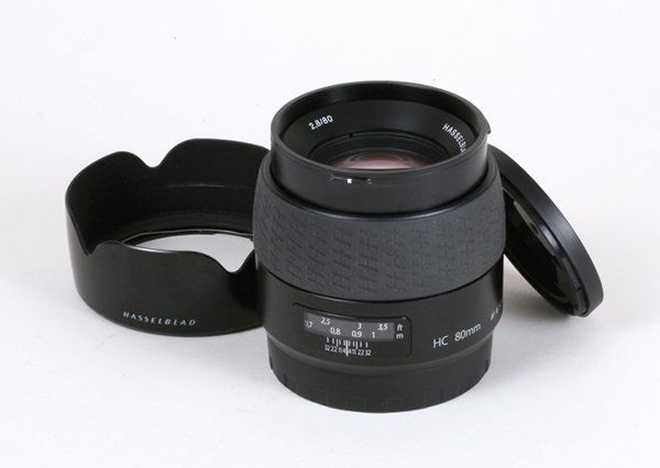 80mm Hasselblad HC f2,8 Nr. 7CSP13630 with hood.: 80mm Hasselblad HC f2,8 Nr. 7CSP13630 with hood, and caps.