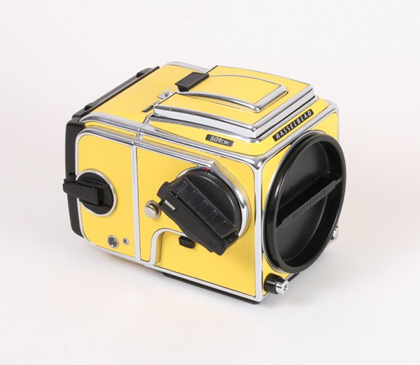 Hasselblad 501CM Yellow Nr. 10SV255595.: Hasselblad 501CM Yellow Nr. 10SV255595 with matching yellow A12 Magazine.