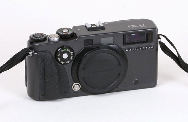 Hasselblad Xpan Nr. 11EE16447 with cap and strap.: Hasselblad Xpan Nr. 11EE16447 with cap and strap.