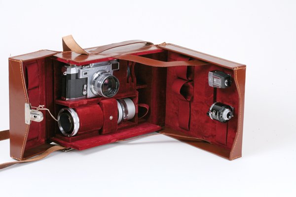 Contax IIIa outfit with Contax IIIa Nr. F28165.: Contax IIIa outfit with Contax IIIa Nr. F28165 in leather case, with 50mm Sonnar f1,5, 135mm Sonnar f4, 21mm Biogon f4,5, 21mm viewfinder, Zeiss Turret finder. Light meter not working.