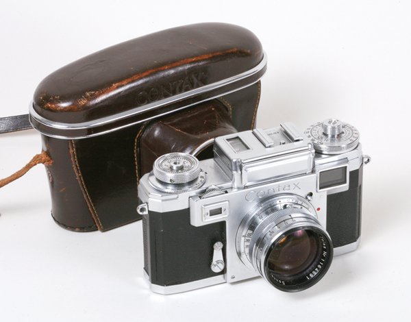 Contax IIIa Nr. B97075 Color Dial with 50mm Sonnar: Contax IIIa Nr. B97075 Color Dial with 50mm Zeiss Sonnar f1,5 Nr. 1164591. Normal screw protrusions on rear, some marks on rear and bottom.