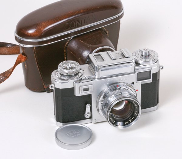 Contax IIIa Nr.T39199 Black Dial with 50mm Sonnar: Contax IIIa Nr.T39199 Black Dial with 50mm Zeiss Sonnar f2 Nr. 709945. Slight protrusion of screw heads on rear.