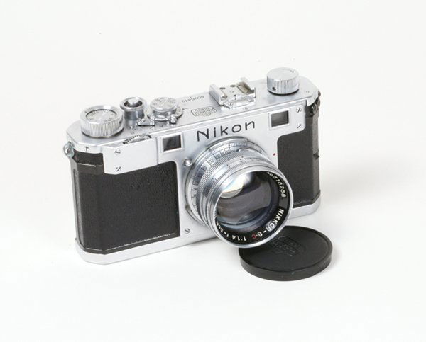Nikon S Nr. 6096449 with 50mm Nikkor f1,4.: Nikon S Nr. 6096449 with 50mm Nikkor f1,4 Nr. 318288. Leatherette missing on corners.