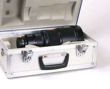 280mm APO-Telyt-R f2,8 Nr. 3280514 in metal case.: 280mm APO-Telyt-R f2,8 Nr. 3280514 in fitted metal Leica case, with caps, and built in hood.