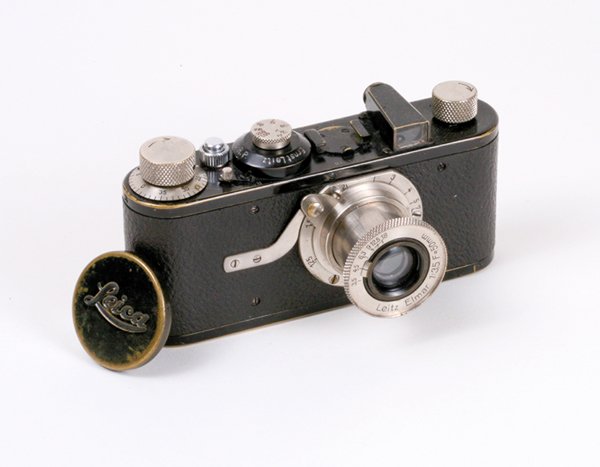 Leica A Nr. 24918 with lens cap.: Leica A Nr. 24918 with lens cap. Focuses to one meter.