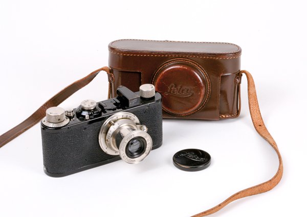 Leica C Nr. 58080 w/ nickel 50mm Elmar f3,5 11:00: Leica C Nr. 58080 with nickel 50mm Elmar f3,5 11:00 and ever ready case with lens cap.Vulcanite has been re-done.The ever ready case is early and rare in this condition.