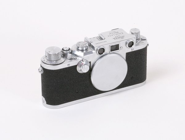 Leica IIIc Nr. 494584 Sharkskin with body cap.: Leica IIIc Nr. 494584 Sharkskin with body cap. Slow speeds are not accurate.