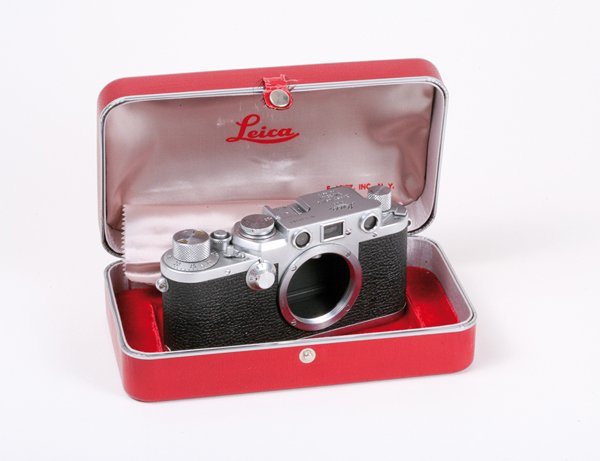 Leica IIIf Nr. 636101 Red Dial.: Leica IIIf Nr. 636101 Red Dial. Bottom plate with owner's name scratched.
