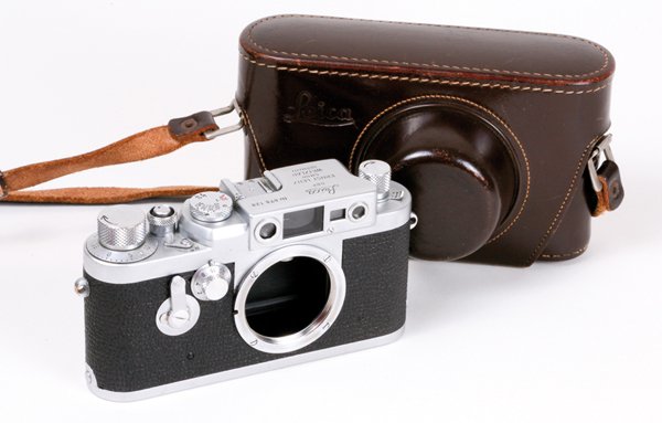 Leica IIIg Nr. 878128 with ever ready case.: Leica IIIg Nr. 878128 with ever ready case. Some tripod marks.