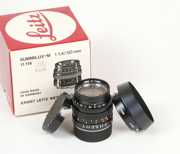 50mm Summilux-M f1,4 Nr. 3251106 "Press 84": 50mm Summilux-M f1,4 Nr. 3251106 with B+W filter, hood, caps and matching box. Marked "Press 84" as it was made by Leica for the press covering the '84 Presidential elections.