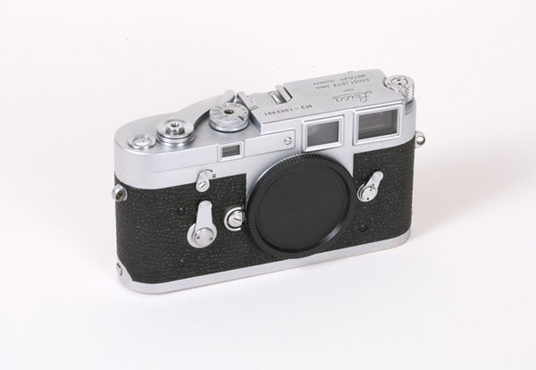 Leica M3 Nr. 1003091 Single-Stroke with body cap.: Leica M3 Nr. 1003091 Single-Stroke with body cap, heavy marks top and bottom.