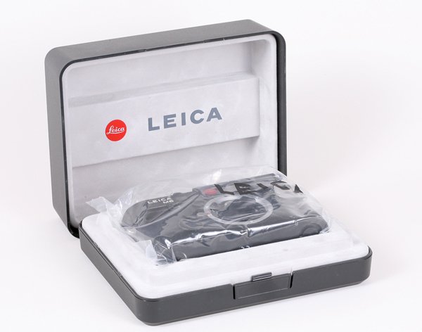 Leica M6 TTL Nr. 2733721 Black with display box.: Leica M6 TTL Nr. 2733721 Black with display box. Refurbished by Leica.