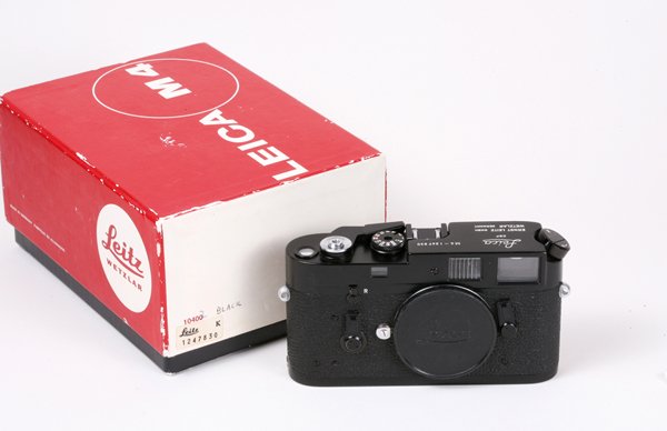 Leica M4 Nr. 1247830 Black Enamel with box.: Leica M4 Nr. 1247830 Black Enamel with box. Small peck on back of top.