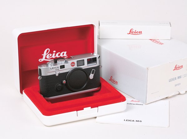 Leica M6 Nr. 1904064 Chrome with box, strap.: Leica M6 Nr. 1904064 Chrome with box, strap, and instructions.