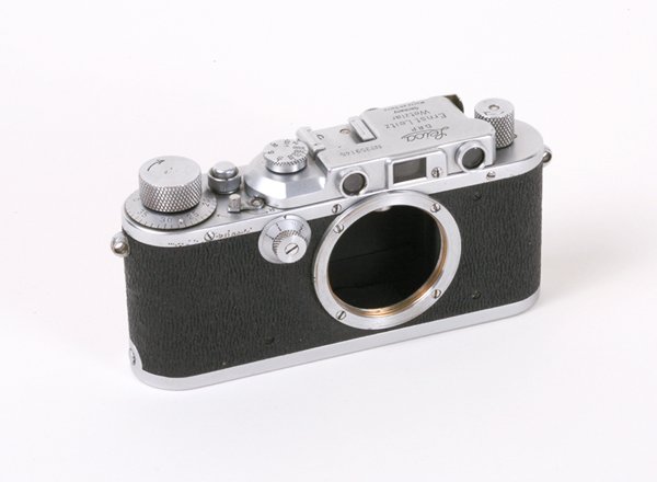Leica IIIa Monte en Sarre Nr. 359146.: Leica IIIa Monte en Sarre Nr. 359146 with 50mm Elmar f3,5 without serial number. Meters scale. Signs of normal use and abrasions top and bottom. Assembled 1949-1951 in St. Ingbert, France to avoid hig