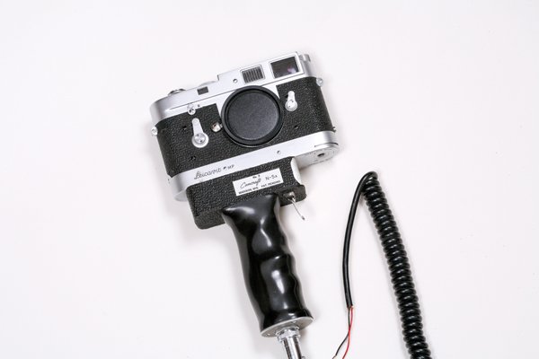 Camcraft N-5A Motor Drive Outfit.: Camcraft N-5A Motor Drive Outfit with a motorized Leica M2 Nr. 1103075 and Camcraft Motor 5A Nr. 3. With electrical cord and original Camcraft brochure.This motor is the first version of Norman Goldbe