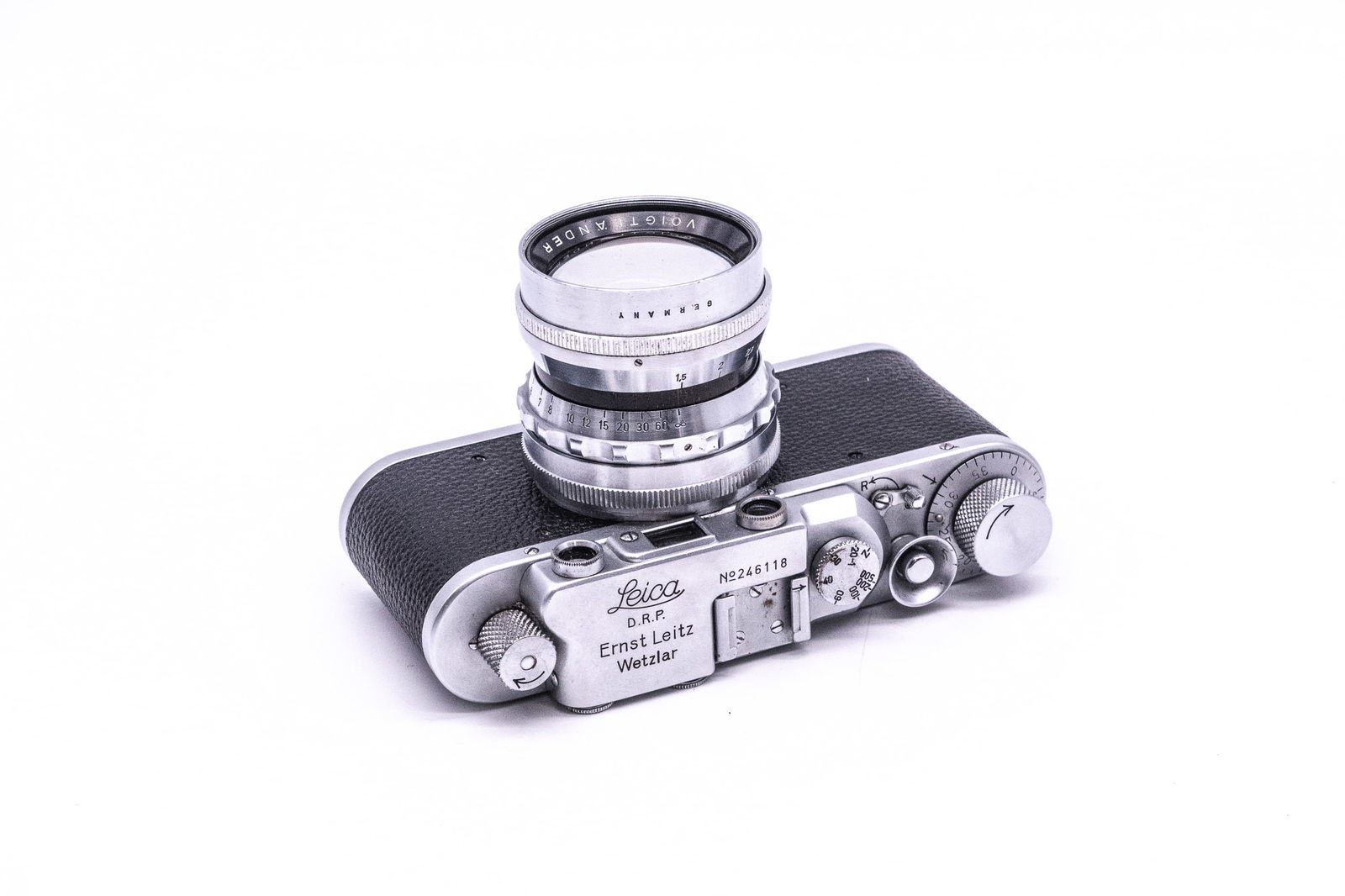 Leica II in silver chrome finish, with Voigtländer 50mm Nokton f1,5 (1 of 18)