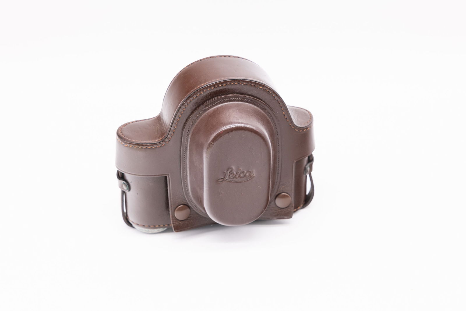 Ever-ready case EFGOO: Ever-ready case EFGOO with rounded top, for post-war screw mount cameras with universal viewfinder mounted. Embossed "E. Leitz New York" Condition: Near Mint