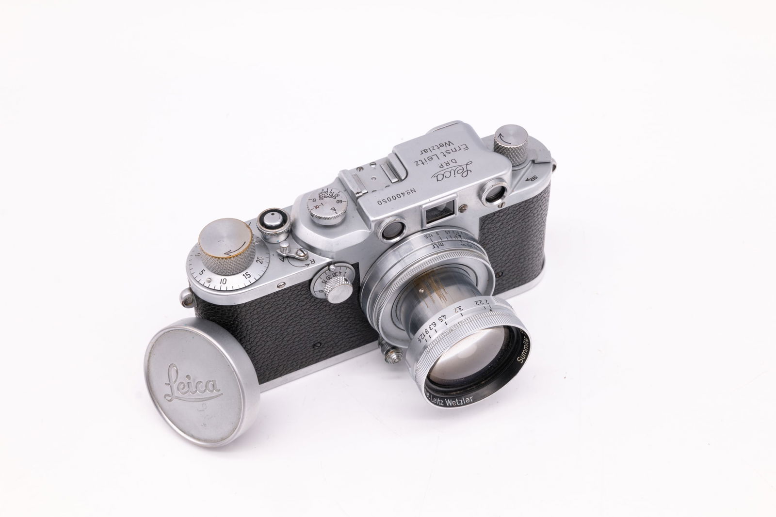 Leica IIIc Nr. 400050, with 50mm Summitar f2: Leica IIIc Nr. 400050 with 50mm Summitar f2 Nr. 589071. This is the 50th camera of the 1946 post-war production run. Missing vulcanite, but otherwise a very early post-war IIIc example. Condition: Exc