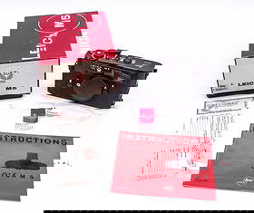 Leica M5 3-Lug Black Chrome “50 Year": Leica M5 3-Lug Black Chrome “50 Year” Nr. 1359642 (107-I), in its box with instruction booklet, import registry card and brochure. Condition: Near Mint