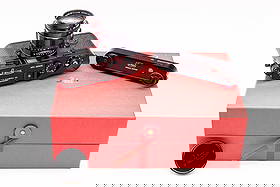 Leica MP-3 "LHSA" set Nr. 9000795 in stunning black paint finish: Leica MP-3 “LHSA” set Nr. 9000795 in stunning black paint finish, complete in all packaging. Made in 2005 for the Leica Historical Society of America and limited to 500 pieces in black (and an