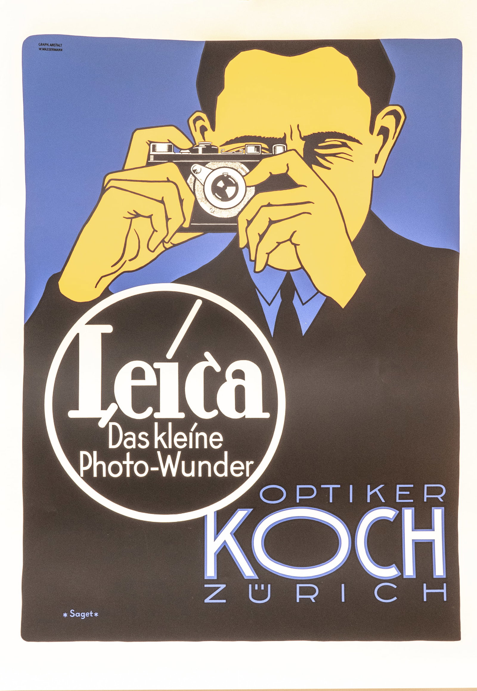 “Leica Das Kleine Photo-Wunder" poster: “Leica Das Kleine Photo-Wunder” Optiker Koch, Zürich serigraph poster. Reproduced from the Hubert Saget 1920s poster, this beautifully printed 1990s serigraph reproduction measures 28" by